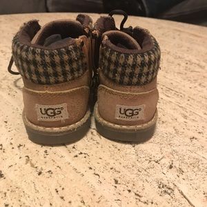 Toddler boys size 6 ugg boots. New. Never wore.